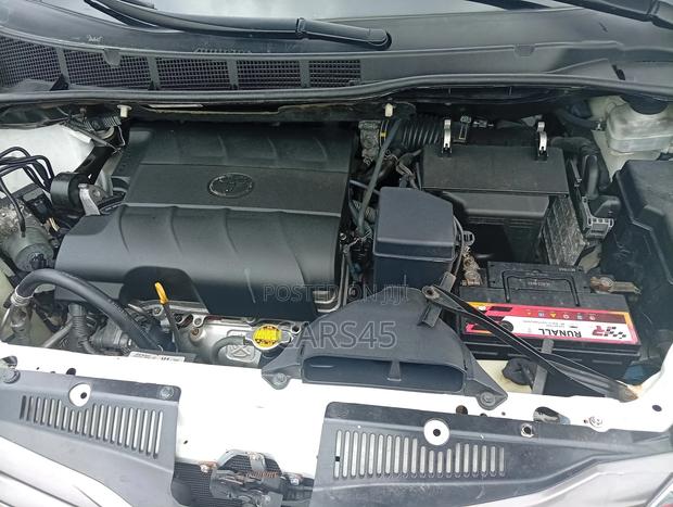 Toyota Sienna 2012 Silver