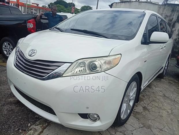Toyota Sienna 2012 Silver