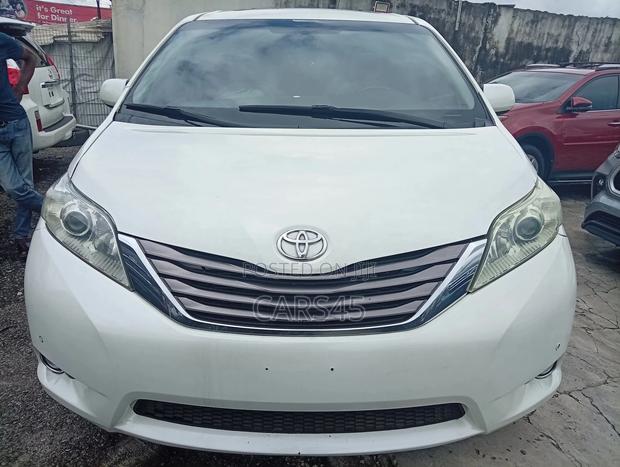 Toyota Sienna 2012 Silver