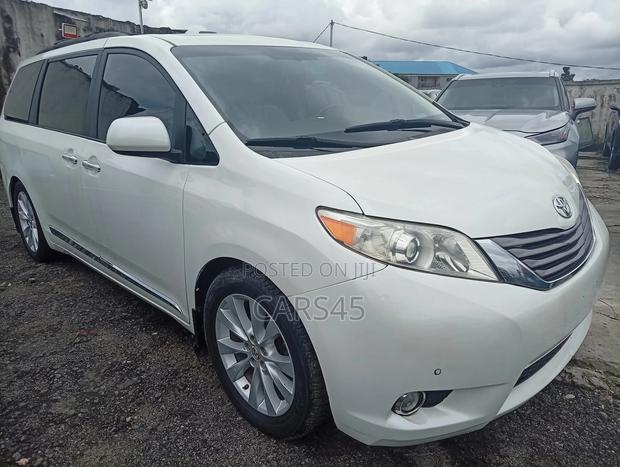 Toyota Sienna 2012 Silver