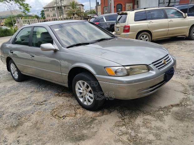 Toyota Camry Automatic 1999 Gray