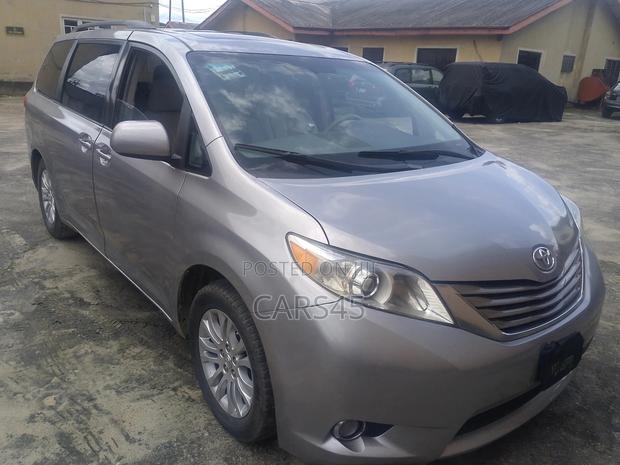 Toyota Sienna 2010 Gray