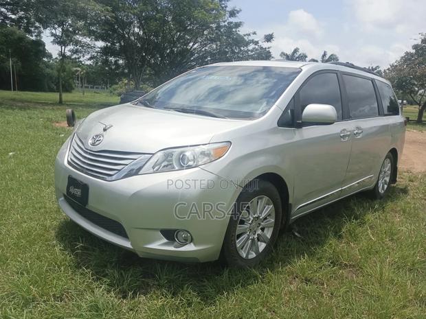 Toyota Sienna XLE AWD 7-Passenger 2013 Silver