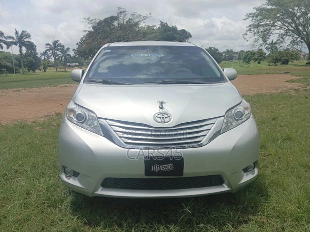 Toyota Sienna XLE AWD 7-Passenger 2013 Silver