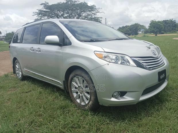 Toyota Sienna XLE AWD 7-Passenger 2013 Silver