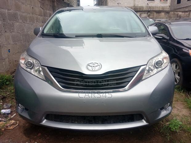 Toyota Sienna 2011 Gray