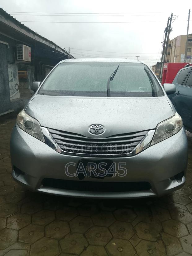 Toyota Sienna 2012 Silver