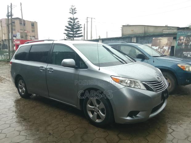 Toyota Sienna 2012 Silver