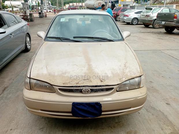 Toyota Corolla 2000 Gold