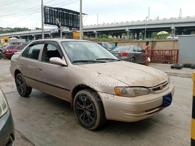 Toyota Corolla 2000 Gold