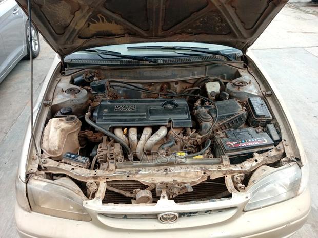 Toyota Corolla 2000 Gold