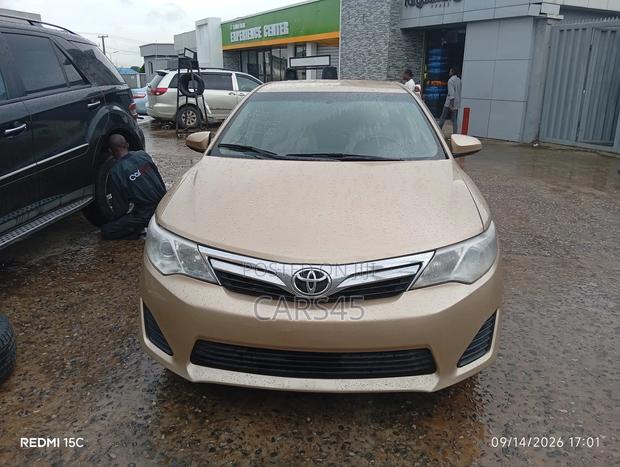 Toyota Camry 2014 Gold