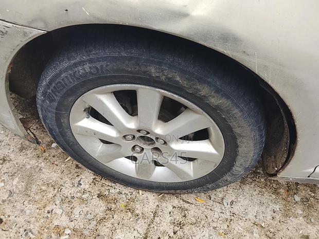 Toyota Avensis 1.6 VVT-i 2000 Silver