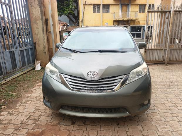 Toyota Sienna 2011 Gray