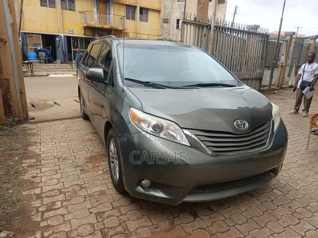 Toyota Sienna 2011 Gray