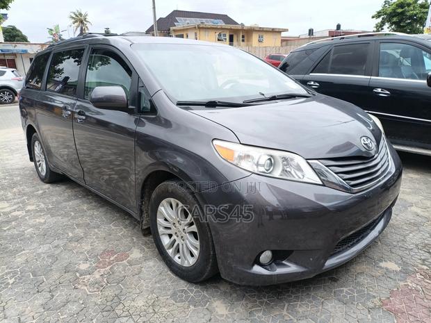 Toyota Sienna 2011 Gray