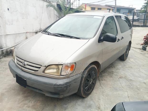 Toyota Sienna 2001 Gray
