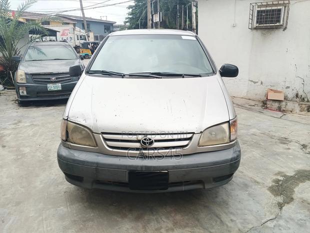 Toyota Sienna 2001 Gray