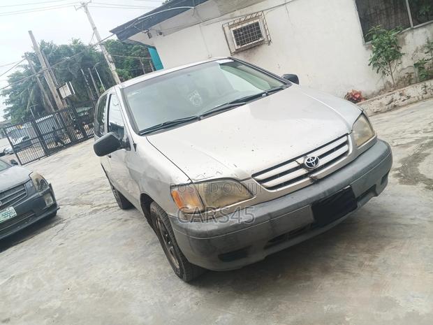 Toyota Sienna 2001 Gray