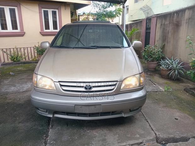 Toyota Sienna 2002 Gold