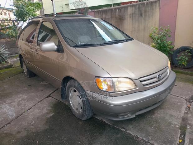 Toyota Sienna 2002 Gold