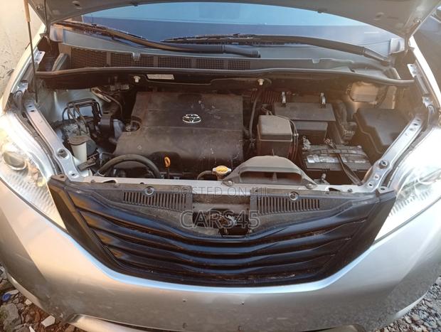 Toyota Sienna 2012 Silver