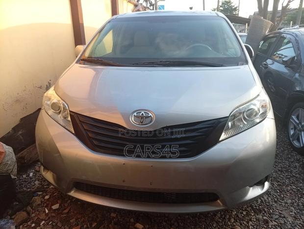 Toyota Sienna 2012 Silver
