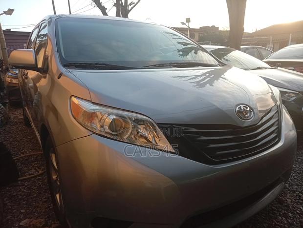Toyota Sienna 2012 Silver