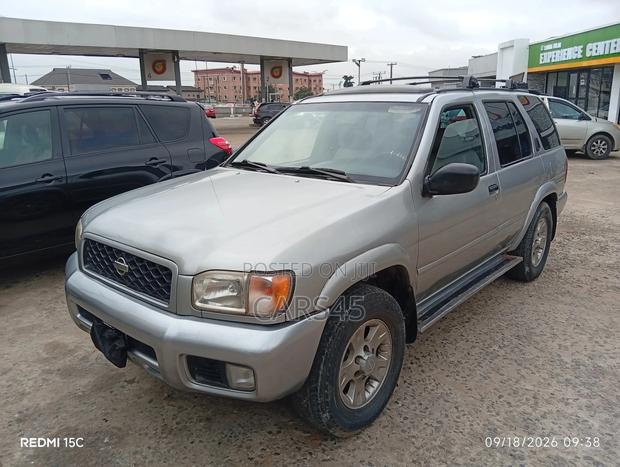 Nissan Pathfinder 2001 Silver