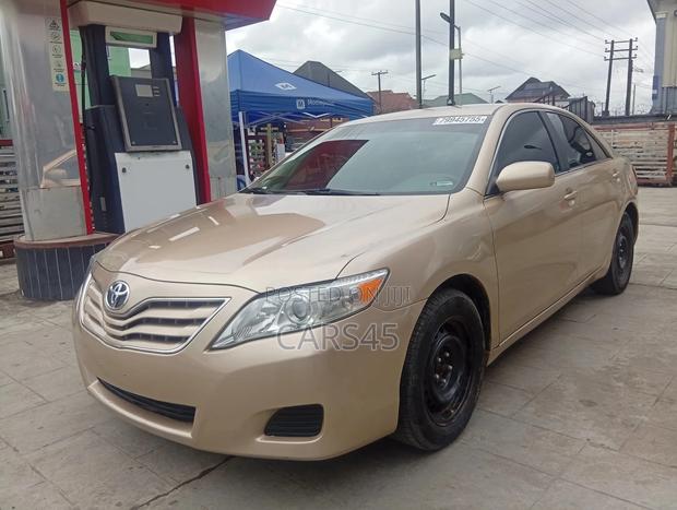 Toyota Camry 2010 Gold