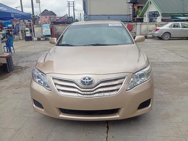 Toyota Camry 2010 Gold