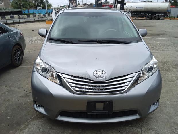Toyota Sienna 2012 Silver