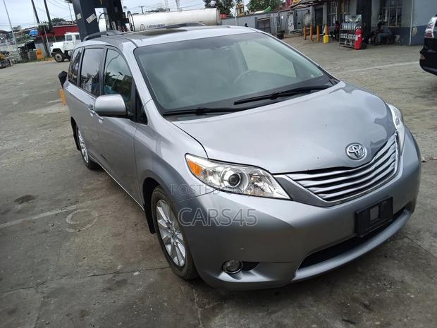 Toyota Sienna 2012 Silver
