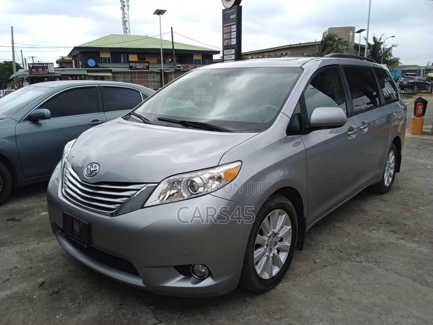 Toyota Sienna 2012 Silver