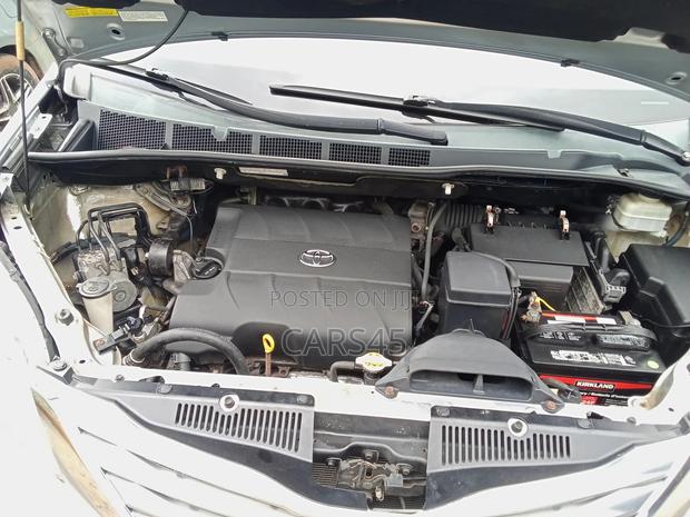 Toyota Sienna 2012 Silver