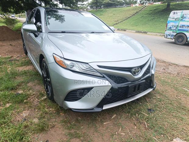 Toyota Camry 2018 Silver