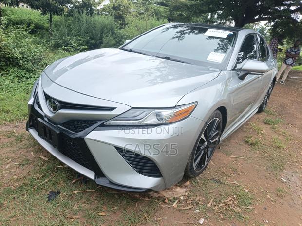 Toyota Camry 2018 Silver