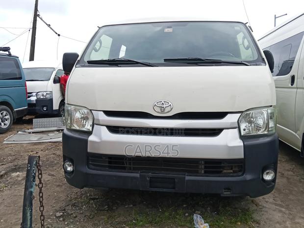 Toyota HiAce 2015 White