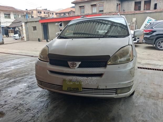 Toyota Sienna 2005 White