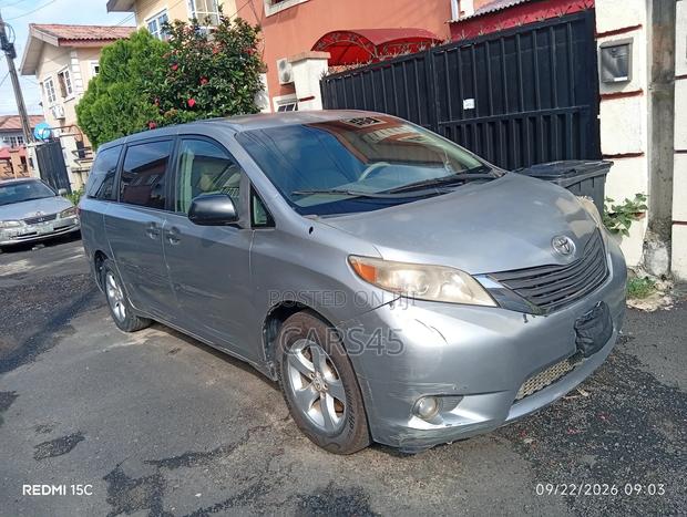 Toyota Sienna 2011 Silver