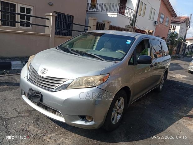 Toyota Sienna 2011 Silver