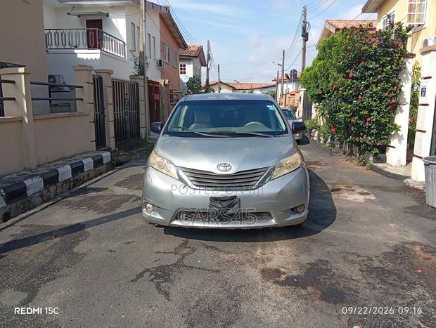Toyota Sienna 2011 Silver