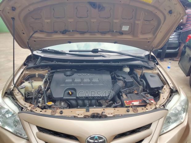 Toyota Corolla 2013 Gold