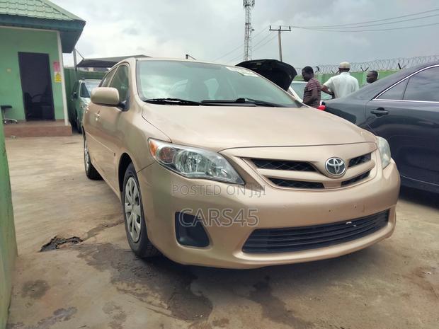 Toyota Corolla 2013 Gold