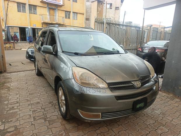 Toyota Sienna 2005 Gray
