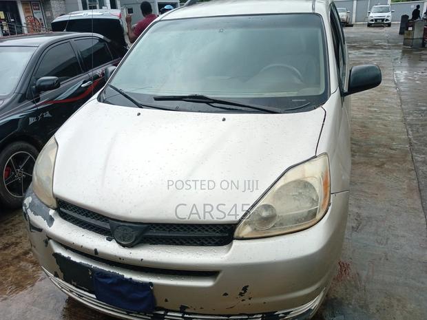 Toyota Sienna 2004 Gold