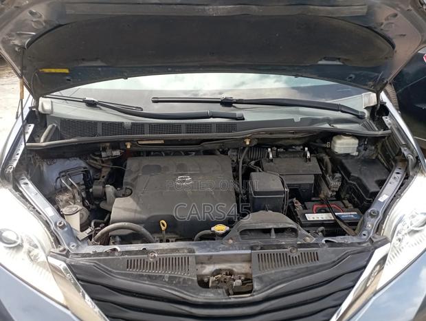 Toyota Sienna 2013 Blue