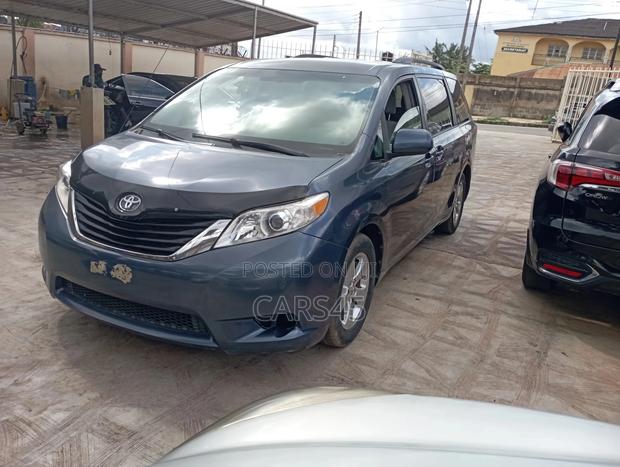 Toyota Sienna 2013 Blue