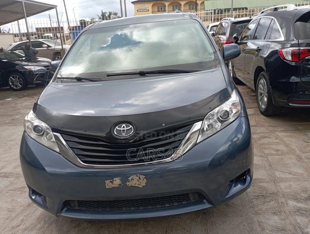 Toyota Sienna 2013 Blue