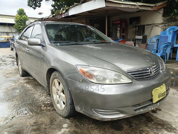 Toyota Camry 2004 Gray